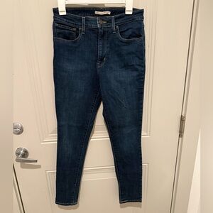 LEVIS WOMANS JEANS (30)